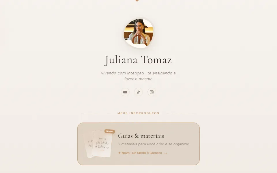 Página inicial do site de Juliana Tomaz no desktop, com retrato e loja de infoprodutos